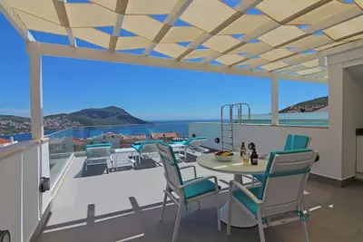 Image de Nouvel appartement moderne de luxe avec vue imprenable sur la mer et piscine privée sur le toit.