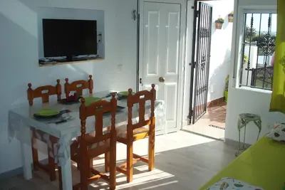 Image de superbe appartement avec terrasse en moins de deux chambres à coucher, A \/ A et piscine
