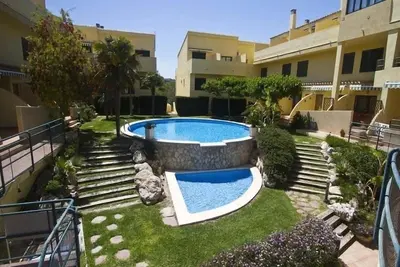 Image de Belle maison de ville familiale de 4 chambres et 3 salles de bain avec air conditionné à 5 minutes à pied de la plage d'Arenal