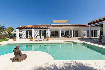 Image de Villa Maravilla avec piscine chauffée, terrasse sur le toit av. vue sur la mer.