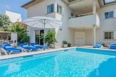 Image de Villa récemment rénovée à distance de marche des plages, des montagnes et des pins