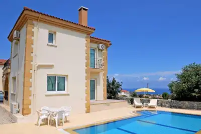 Image de Belle villa de luxe spacieuse avec vue imprenable sur la montagne et la mer, Wifi, piscine privée