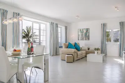 Image de Appartement de 2 chambres modernes en plein cœur de Puerto Calero Marina
