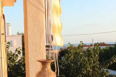 Image de Vue sur la mer, à 50 mètres de la plage, avec garage, le climat et barbecue: Fabulous
