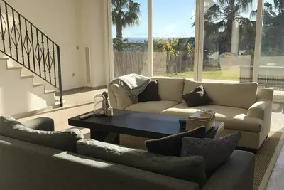 Image de Maison familiale avec jardin privé de style scandinave