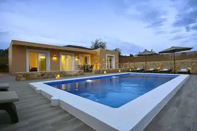 Image de Nouvelle Maison piscine privée, air conditionné, wifi