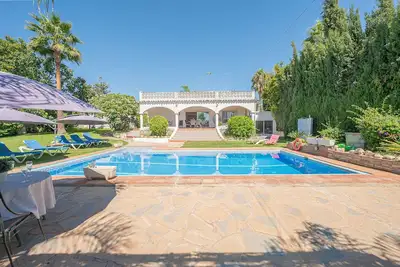 Image de Villa 6 Chambres, 5 Salles De Bains, Salon, Grand Jardin, Piscine Privee, Plage