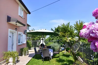 Image de Hébergement mignon à Đuba-Umag, près de la mer, quartier calme, climatisé, WiFi