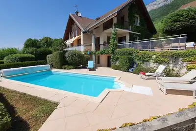 Image de Villa sur le lac d'Annecy, large vue sur le lac et les montagnes au coeur de Veyrier