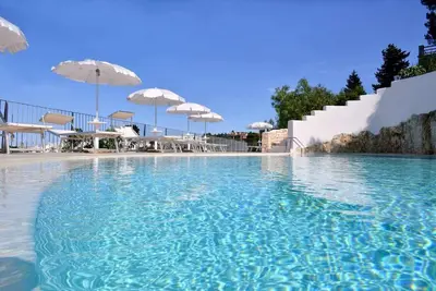 Image de Aurora. Piscine, chambre avec terrasse donnant sur la mer. Plages à 8 km.