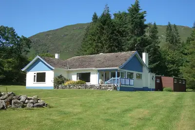 Image de Loch-côté de la Chambre des montagnes magnifiques et Loch Vues