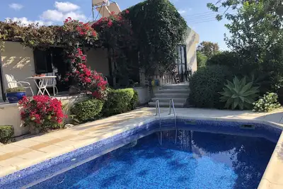 Image de Belle villa mature avec de grands jardins et piscine privée avec vue sur la mer