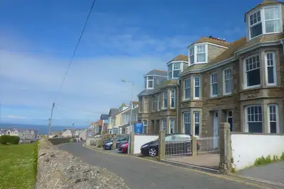 Image de Bay Watch House, Vues St Ives Avec la mer de Porthmeor Beach, parking pour 2 voitures.