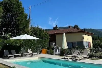 Villa familiale spacieuse à Barga avec terrasse expansive, vue imprenable et wifi gratuit