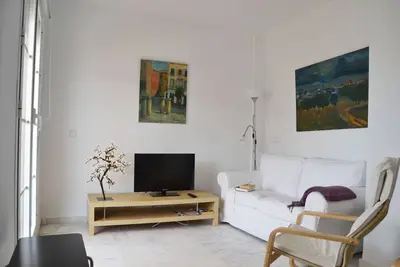 Image de Appartement avec Piscine, Terrasse, A \/ C, Wifi et Parking au centre.