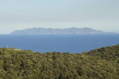 Appart maison typique corse, vue mer et montagne, jardin, parking privé, plages 5 mn