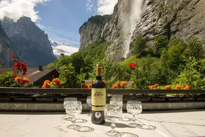 Image de 2 balcons, 1 terrasse, vue de la cascade, les montagnes, rivière, Wengen, Trains,