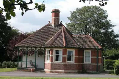 Image de Hinton Lodge - Petit 'cottage' anglais du début du siècle très bien aménagé