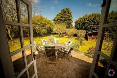 Image de Grand bungalow indépendant et jardin dans le village avec pubs et boutique