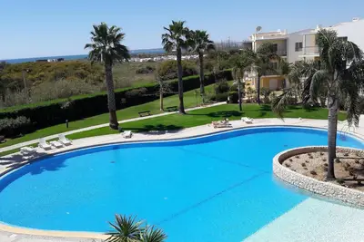 Image de Appartement de luxe au 2ème étage avec vue sur une superbe piscine, un jardin et une vue sur la mer