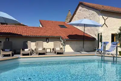 Collection de chalets de charme autour d'une cour avec piscine et jardin, 17 couchages