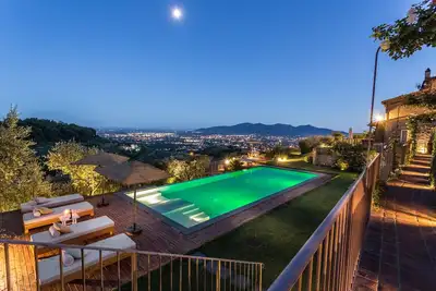 Image de La Macina Farmhouse: Une Piscine à Débordement à Couper le Souffle Avec vue sur Lucca et les Collines