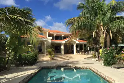 Image de Stunning six bedroom seafront villa with pool, garden and sea views