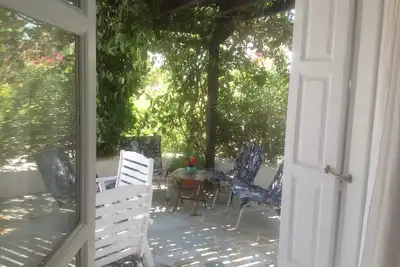 Image de Marchez jusqu'Ă la plage d'Alyko, beau jardin et cadre paisible.