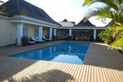 Image de Villa de luxe contemporaine d'esprit colonial
