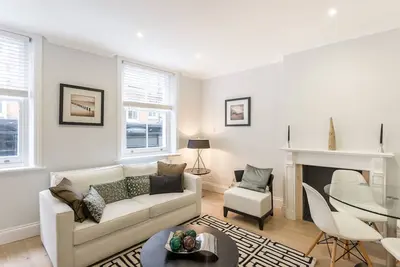 Image de Appartement moderne avec un lit à Kensington