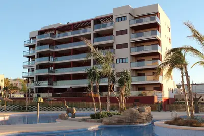 Image de Appartement moderne en première ligne de plage, terrasse avec vue sur la mer et piscine