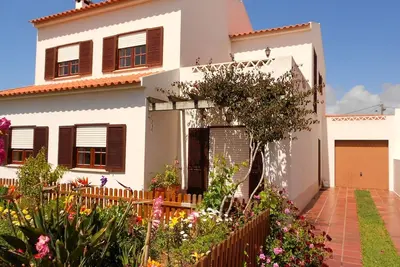 Image de Maison \/ Villa - Santa Cruz - Tv - Lisbonne - 700 mètres de la plage