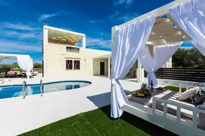 Villa au caramel! Piscine privée et jacuzzi chauffé, à 5 'de la plage!