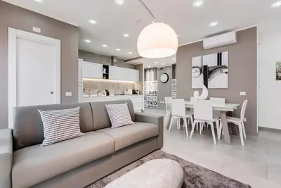 Image de Nouveau! ! ! ! ! ! +12 Personnes // Holiday Inn Vatican