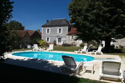 Image de Maison de campagne avec piscine privée.