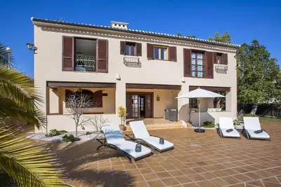 Image de Villa de style  avec grande piscine sur jardin méditerranéen