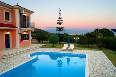 Villa Nyx - Remarquable Villa, piscine privée, WiFi gratuit, A / C, proche des commodités