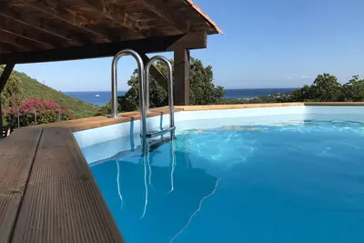 Image de Villa en pierres avec piscine face à la mer