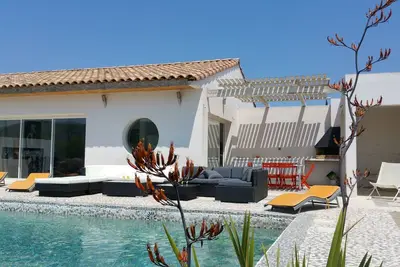 Image de Villa Vacances le Fou Raisonnable, Décorée par l'Artiste Spiktri avec Piscine