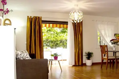 Image de Appartement calme avec terrasse et jardin privé, piscine et wifi