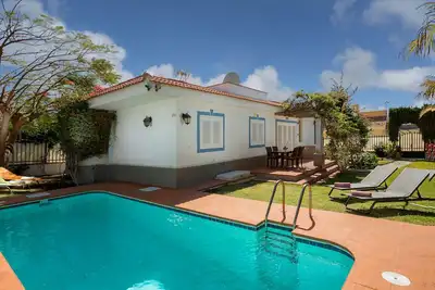 Image de Villa avec piscine privée à proximité du terrain de golf et plage