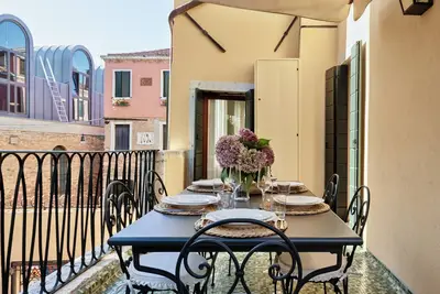 Image de Appartement luxueux et confortable récemment rénové avec terrasse meublée