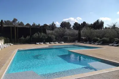 Image de Joli mazet climatisé avec jardin dans résidence de standing, avec piscine
