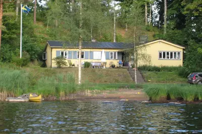 Maison spacieuse avec belle vue sur le lac Möckeln et emplacement individuel. Directement sur la plage.