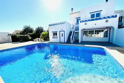 Spacieuses confortables en bord de mer avec piscine privée, terrasse et barbecue