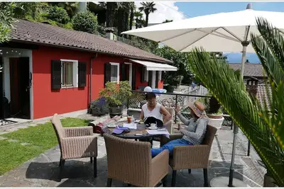 Image de Détente garantie dans une maison de jardin tessinoise unique avec vue panoramique sur le lac