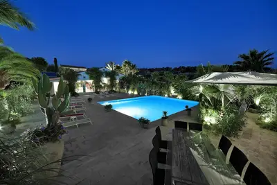 Image de Villa imposante avec piscine, grands espaces. Idéale pour les groupes.