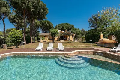 Villa à 80 metres de la plage de Colostrai avec piscine privée, Wifi et climatis