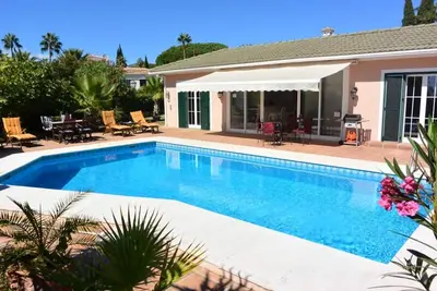 Image de Villa avec vue magnifique sur la mer dans un endroit calme pour 6 personnes