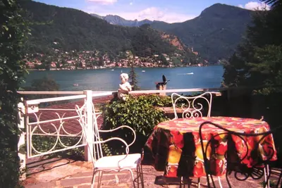 Appartement avec vue sur le lac, terrasse de jardin et plage privée
